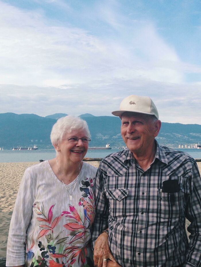 "Chodzili ze sobą jako nastolatki, poślubili inne osoby, i wrócili do siebie 65 lat później. Moja babcia i jej chłopak."