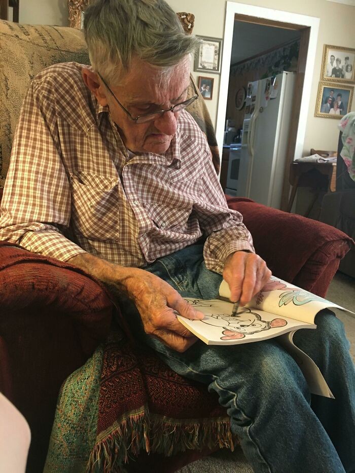 "Mój 88-letni dziadek dostał na urodziny kolorowankę i kredki. Nigdy przedtem tego nie robił, ale podoba mu się. Pokazuje gościom pokolorowane obrazki."