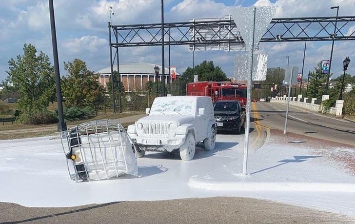 6. „Ciężarówka wioząca zbiornik z białą farbą zgubiła go na drodze.”