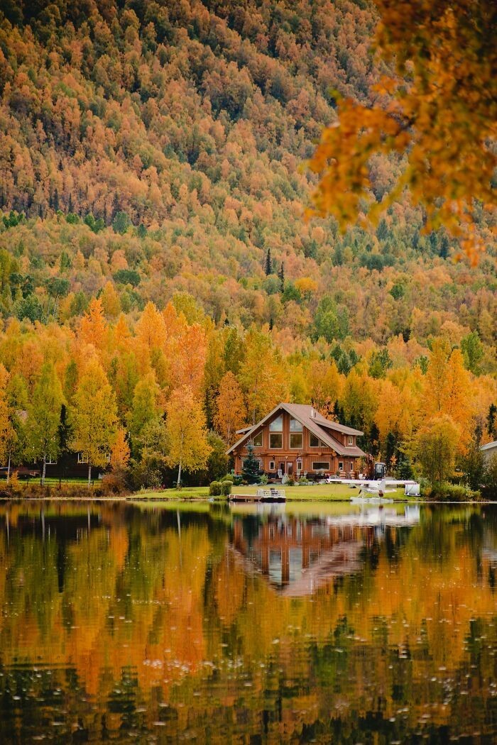 Jesienna chatka przy Mirror Lake, na Alasce