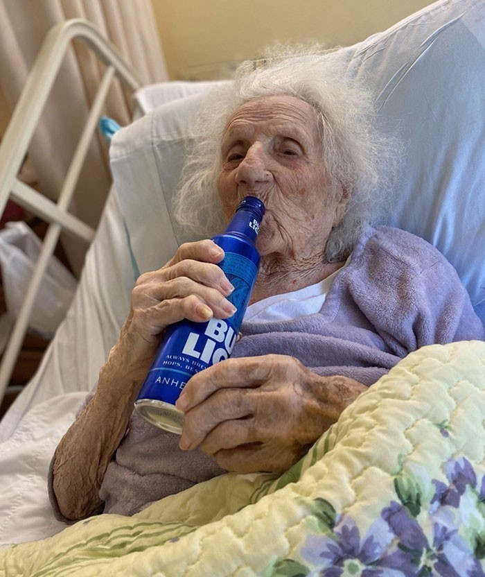1. Ta 103-letnia kobieta pokonała koronawirusa i świętuje swoje zwycięstwo butelką piwa.