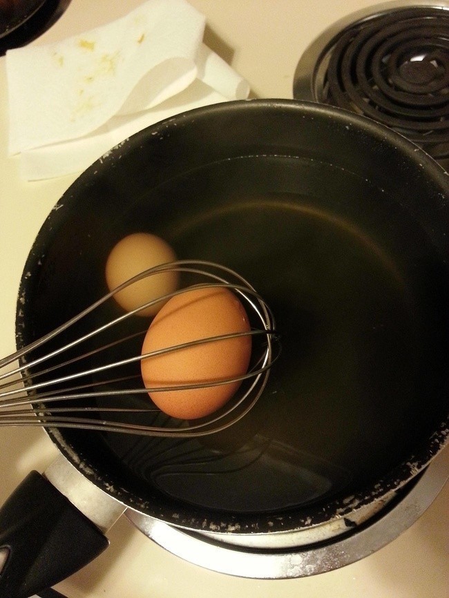 18. Użyj trzepaczki aby łatwo wyjąc jajko gotowane na twardo