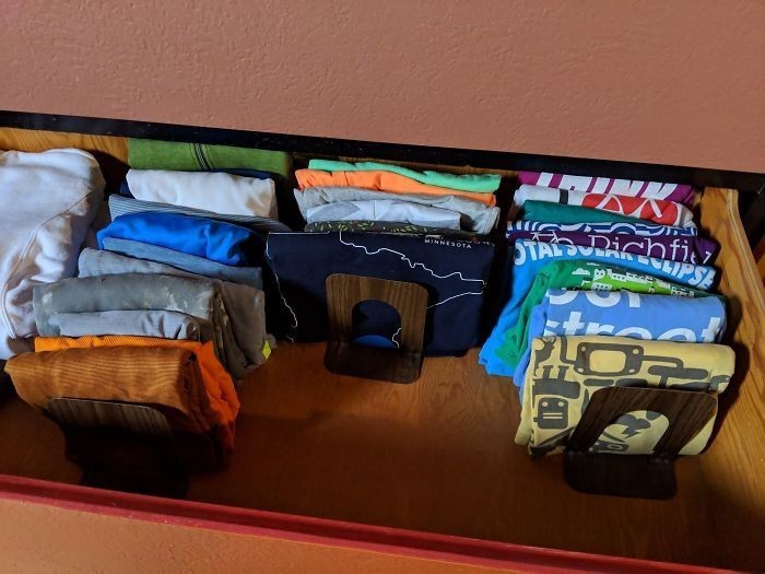 10. "Stare podpórki do książek utrzymują moje ubrania w szufladzie w porządku."