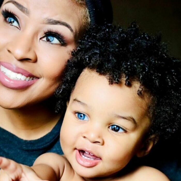 Zdumiewające niebiesko-czarne oczy u mamy i dziecka