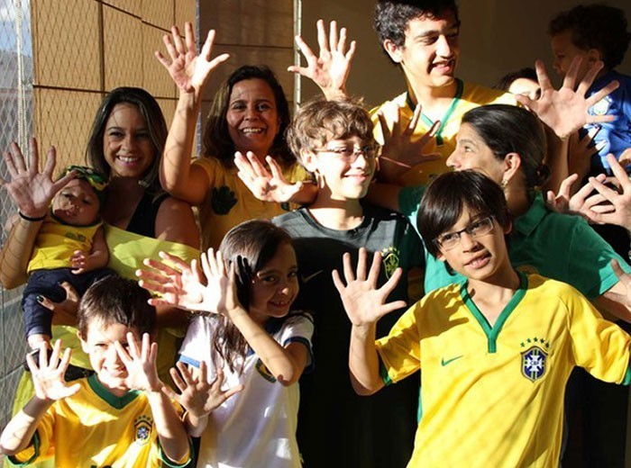 Brazylijska rodzina, której wszyscy członkowie posiadają po 12 palców. Jest to spowodowane wadą genetyczną zwaną polidaktylią.