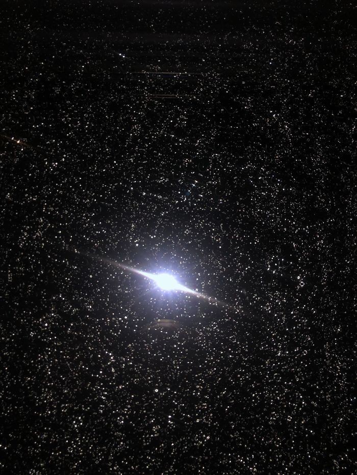 10. "Zrobiłam zdjęcie szyby pokrytej kroplami deszczu. Światło lampy błyskowej wygląda jak planeta otoczona milionami gwiazd."