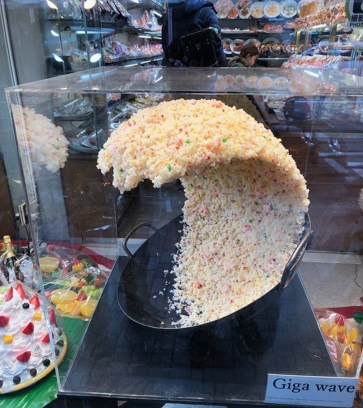 Ten „ryż,” podobnie jak sama patelnia, to zwykła rzeźba, dostępna do kupienia w wielu sklepach w Tokio.