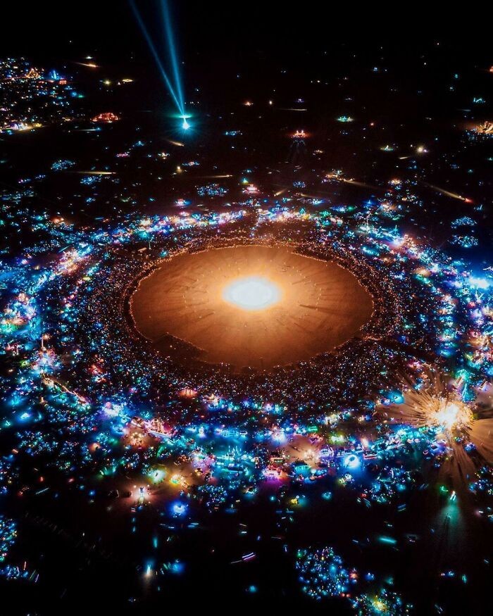 Zdjęcie festiwalu Burning Man przypominające Układ Słoneczny