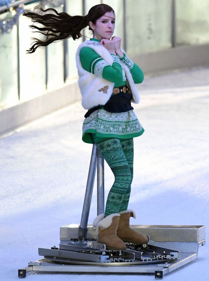 „Noelle“ ledo čiuožimo scenose Anna Kendrick naudojo specialų prietaisą