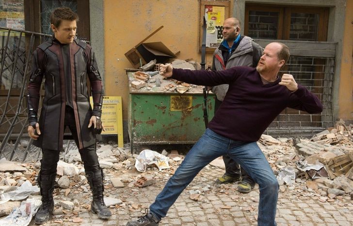 Filmo „Keršytojai: Ultrono amžius“ režisierius Jossas Whedonas rodo Jeremy Renneriui, kaip šaudyti iš lanko