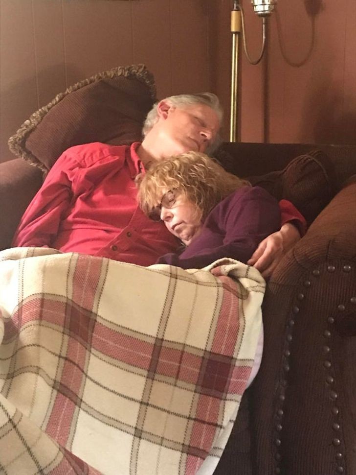 "Mama i tata zasnęli podczas oglądania wiadomości."