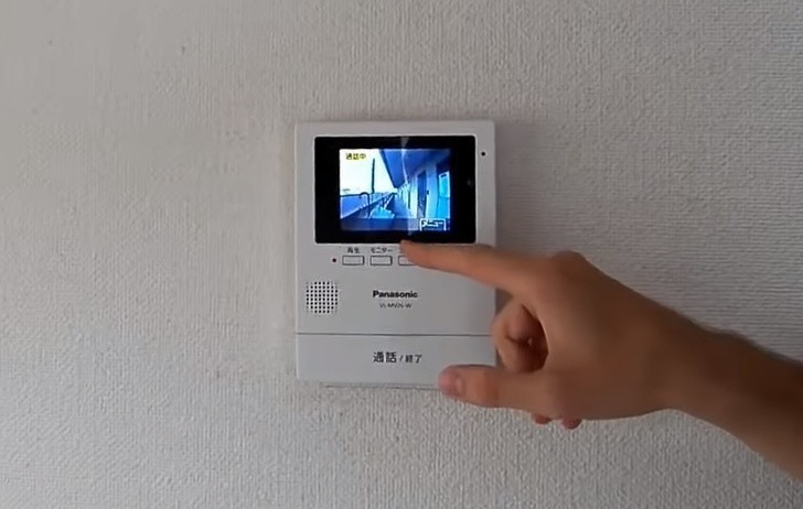 Każdy apartament posiada wideo-domofon.