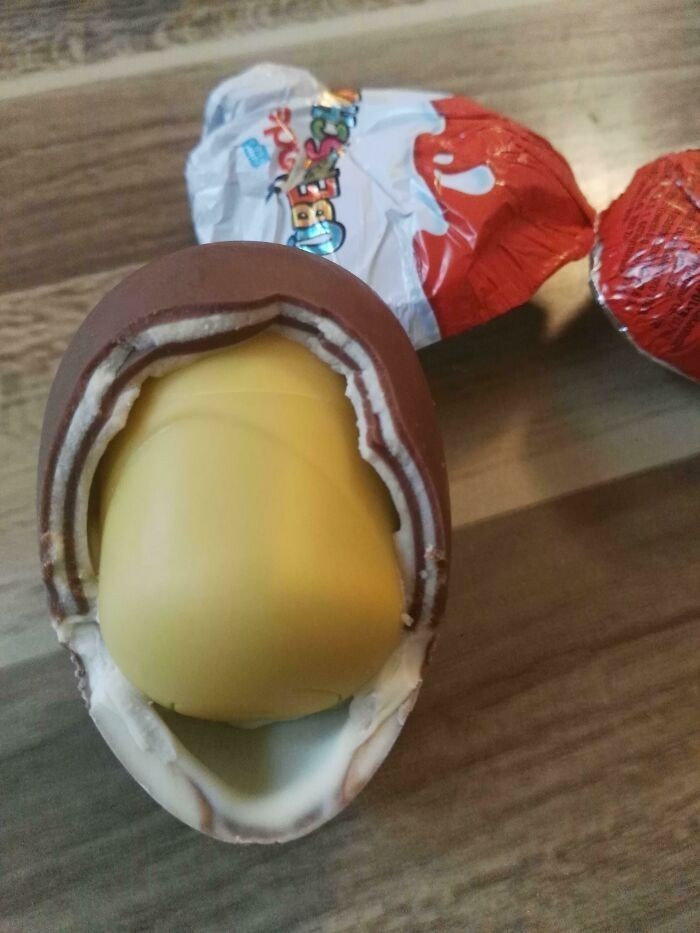 Jajko niespodzianka z dwoma warstwami czekolady