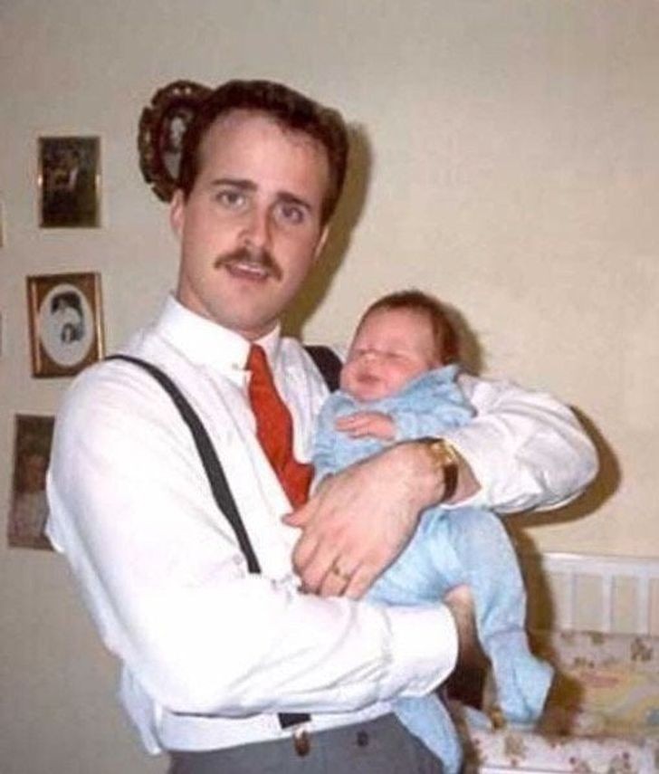 3. "Mój tata trzymający swojego syna niczym sprzedawca używanych samochodów... w wieku 19 lat."