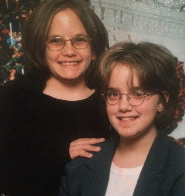 9. "To ja i moja siostra na zdjęciu świątecznym w ubraniach kupionych przez naszą ciocię."