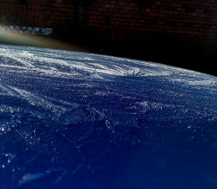 13. "Szron na dachu mojego auta przypomina trochę widok Ziemi z kosmosu."