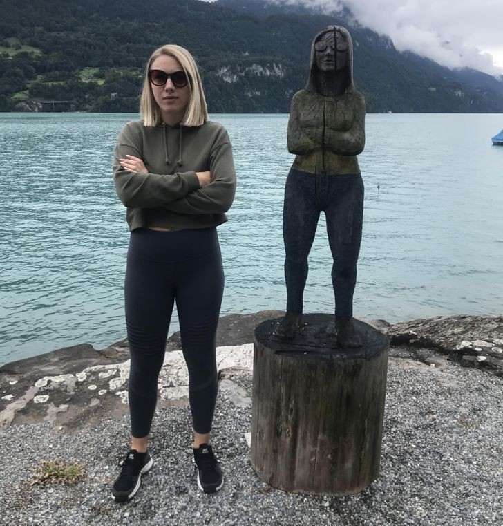 "Podczas podróży po Szwajcarii znalazłam ten przypadkowy posąg wyglądający dokładnie jak ja."