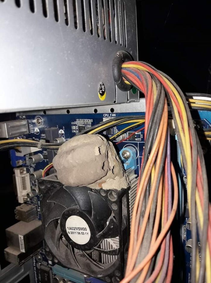 Klient: "Witam, mój komputer wydaje dziwne dźwięki i losowo zwalnia i wyłącza się. Możecie go przeczyścić?"