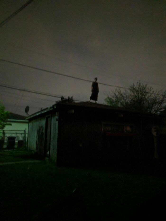 "Znajomy wybrał się któregoś wieczoru na spacer i zobaczył tę kobietę stojącą na dachu."