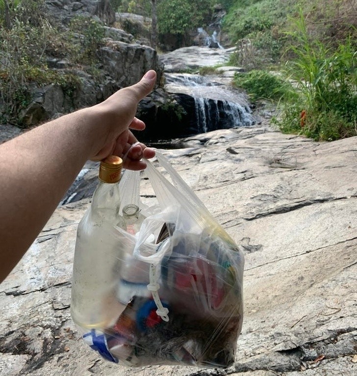 16. "Ukryty wodospad nieopodal Chiang Mai w Tajlandii - cała siatka śmieci zebrana w jednym, odosobnionym miejscu."