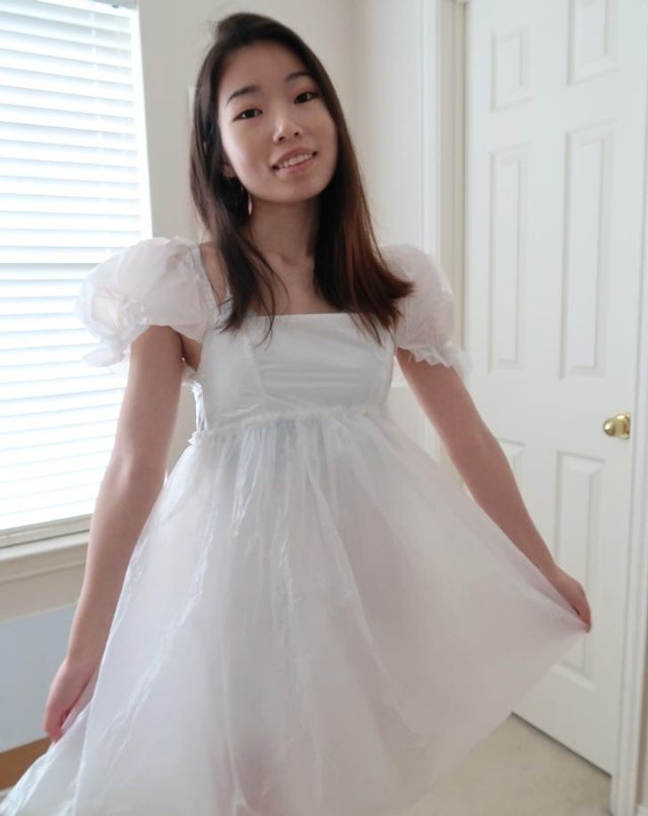 "Stworzyłam sukienkę z plastikowych worków."