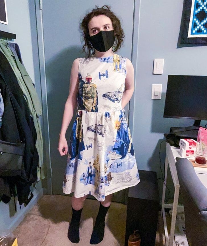 "Wykonałem sukienkę dla mojej dziewczyny z pościeli "Gwiezdnych wojen".