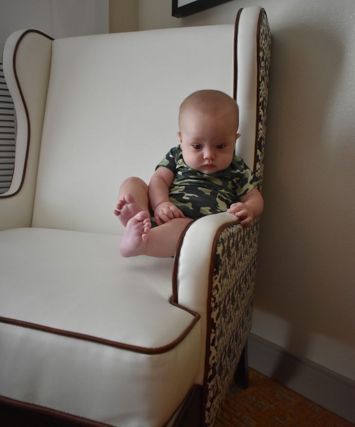 "Mój syn unosi się nad krzesłem."