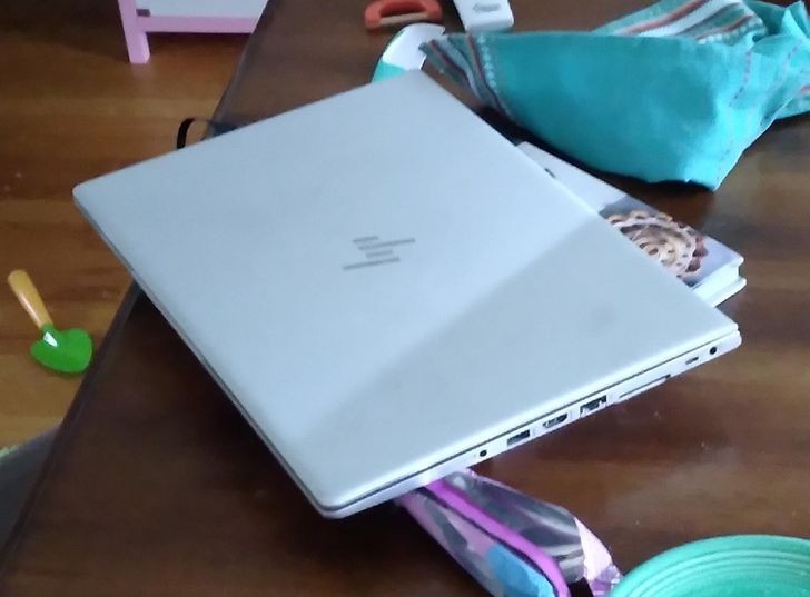 "Cień sprawia, że mój laptop wygląda jakby był wgnieciony."