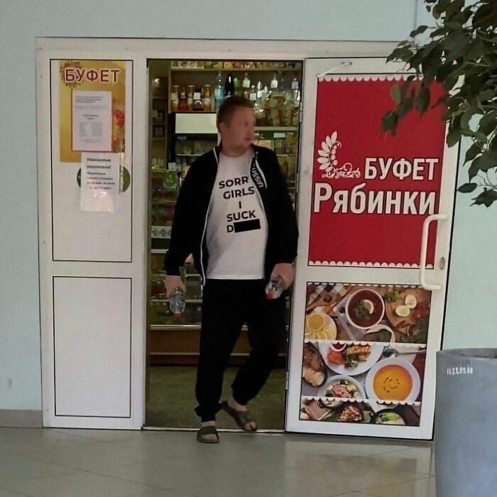 Koszulki z angielskimi napisami są popularne w Rosji.