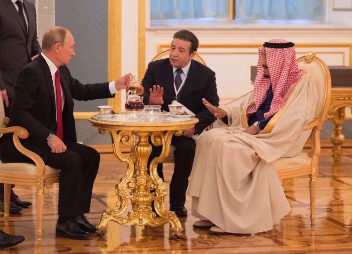 To uczucie, gdy Putin proponuje ci herbatę:
