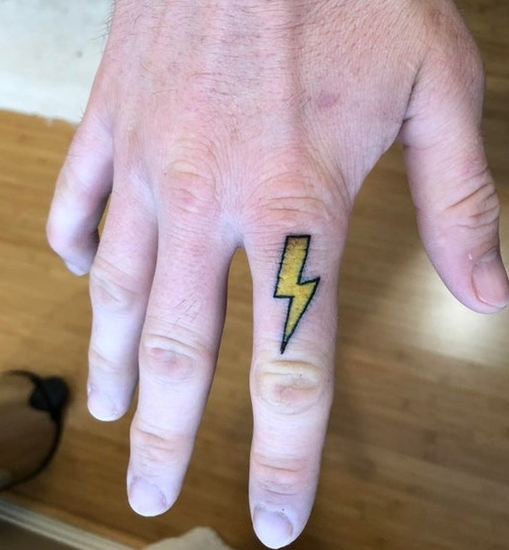 9. "Zrobiłem sobie tatuaż by upamiętnić mój zawód elektryka. Skoro pracuję dłońmi, uznałem, że to najlepsze miejsce."