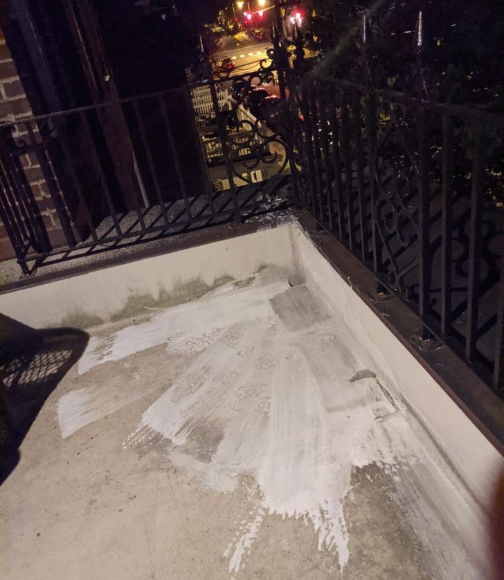 Robotnikom pracującym na moim dachu spadła puszka z farbą i wylądowała na moim balkonie. Próbowali zamieść farbę moją własną szczotką."