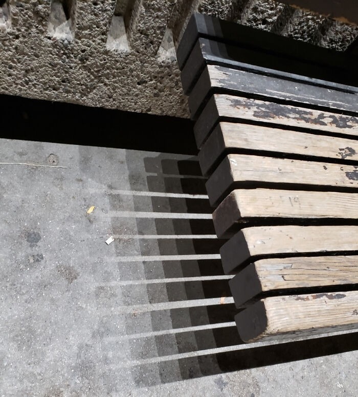 Ten cień ławki wygląda jakby był stworzony z pikseli.