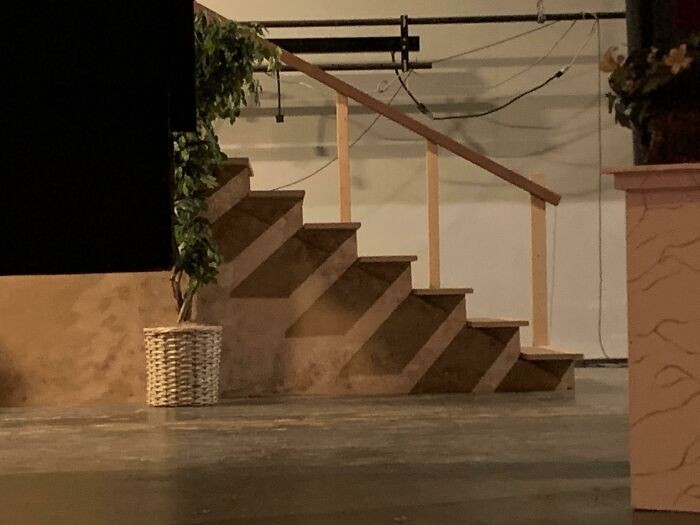 Cień z boku tych schodów wygląda jak osobne schody.