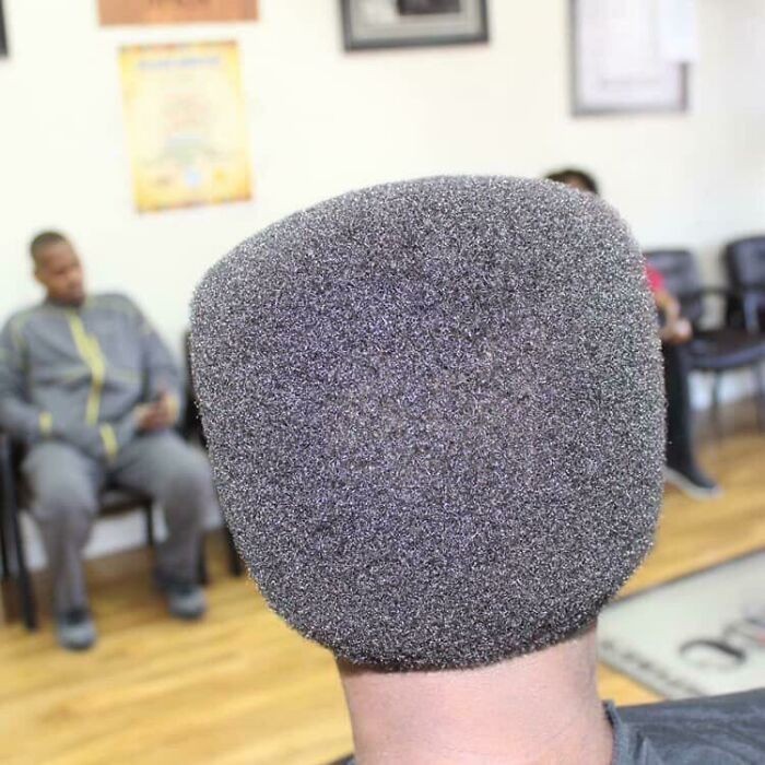 8. Kiedy pokazujesz fryzjerowi zdjęcie mikrofonu: