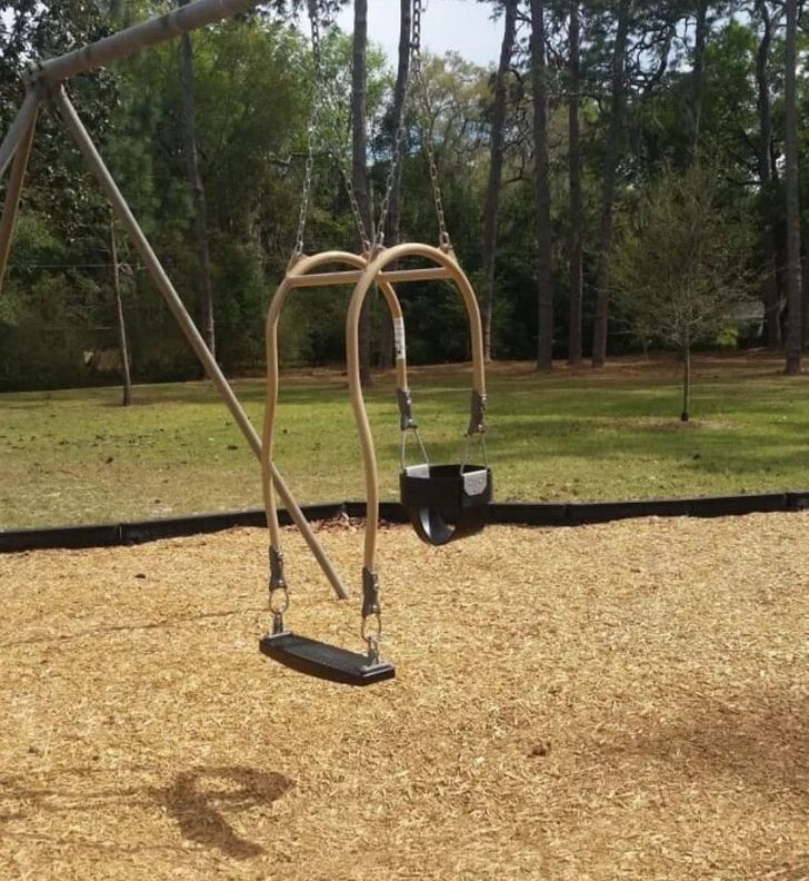 "Ten park przygotował huśtawkę dla rodziców chcących pohuśtać się ze swoimi dziećmi."