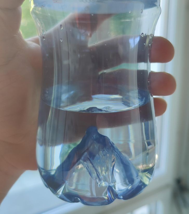 "Ta butelka wody posiada wewnątrz małą górę Matterhorn."