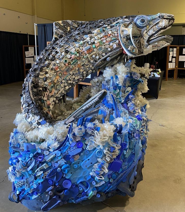 "Rzeźba łososia wykonana ze śmieci zebranych na plażach"
