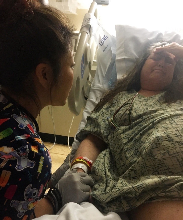 15. "Moja mama walczy z rakiem trzustki, a ta pielęgniarka robi coś więcej niż tylko pociesza mamę w trudnej chwili. Ona daje jej nadzieję."