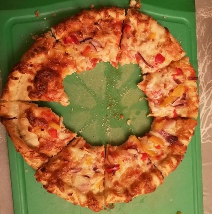 15. "W ten sposób mój syn je pizzę."