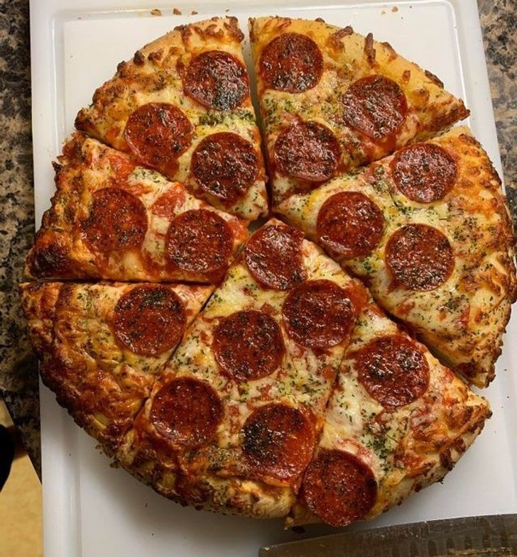 4. "Mój chłopak kroi pizzę w taki sposób aby nie rozdzielać pepperoni."
