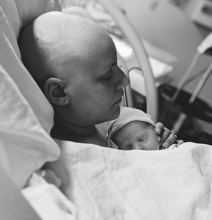 "Mano žmona buvo septintą mėnesį nėščia ir jai diagnozuotas krūties vėžys. Prieš 7 savaites ji pradėjo gydytis chemoterapija, o šiandien pagimdė sveiką berniuką."