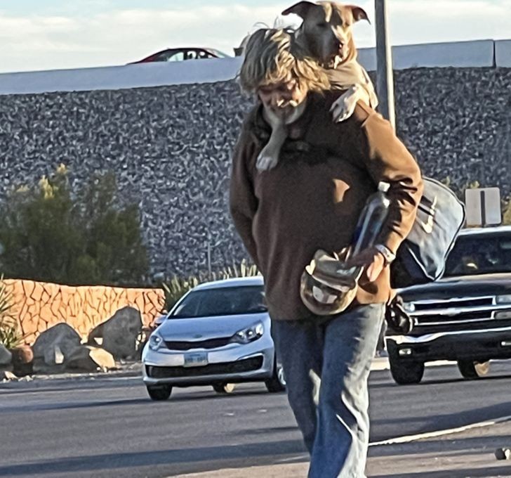 „Las Vegase benamis visada nešiojasi šunį ant nugaros.
