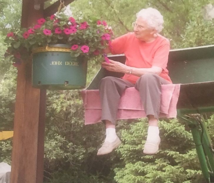 "Moja 96-letnia babcia, która wciąż mieszka samotnie i porusza się o własnych siłach.  Tutaj podlewa kwiaty siedząc na łyżce traktora."