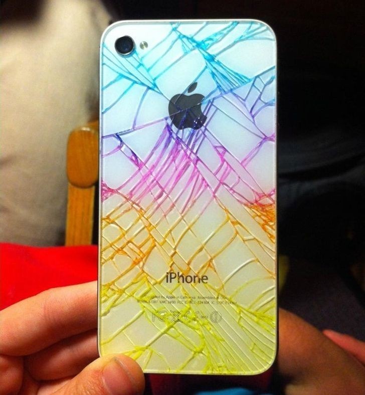 "Pęknięty tył iPhone'a? Użyj markerów do odpicowania swojego telefonu."