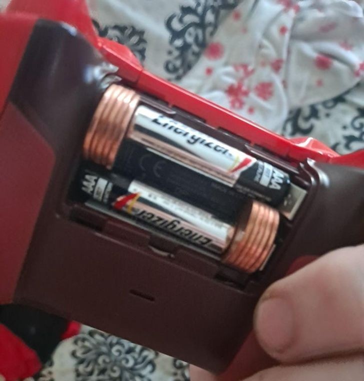 "Gdy nie masz właściwych baterii, użyj kilku monet."