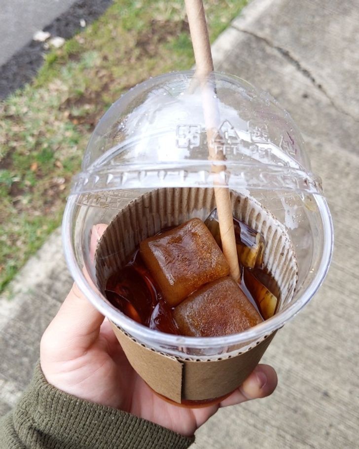 "Lokalna kawiarnia używa kostek lodu zrobionych z kawy, by nie rozcieńczać kawy w kubku."