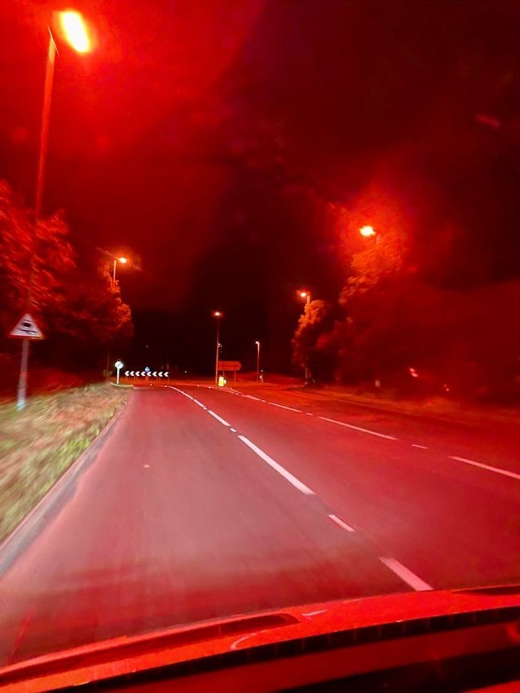 "Latarnie przy drodze w brytyjskim Worcestershire są czerwone, by nie straszyć miejscowych nietoperzy."