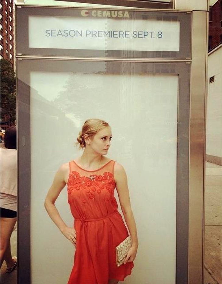 "Zapozowałam przed pustą reklamą na przystanku autobusowym. Wygląda realistycznie."
