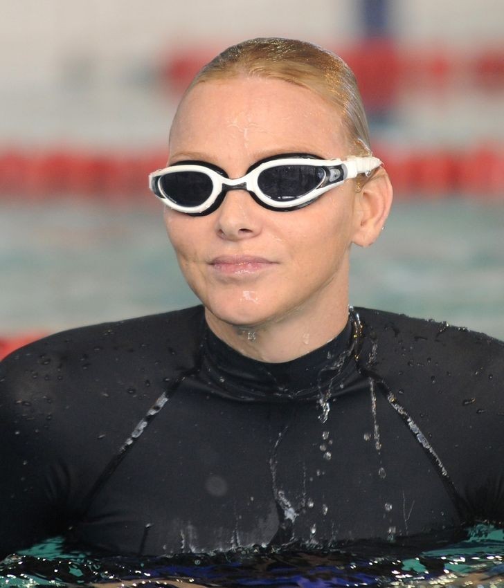 3. Księżna Charlene z Monako to profesjonalna pływaczka.